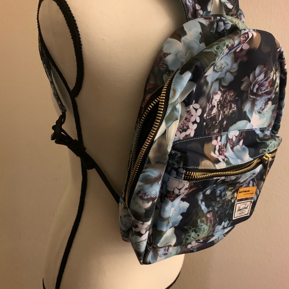 Medium sized Herschel backpack ! never used !